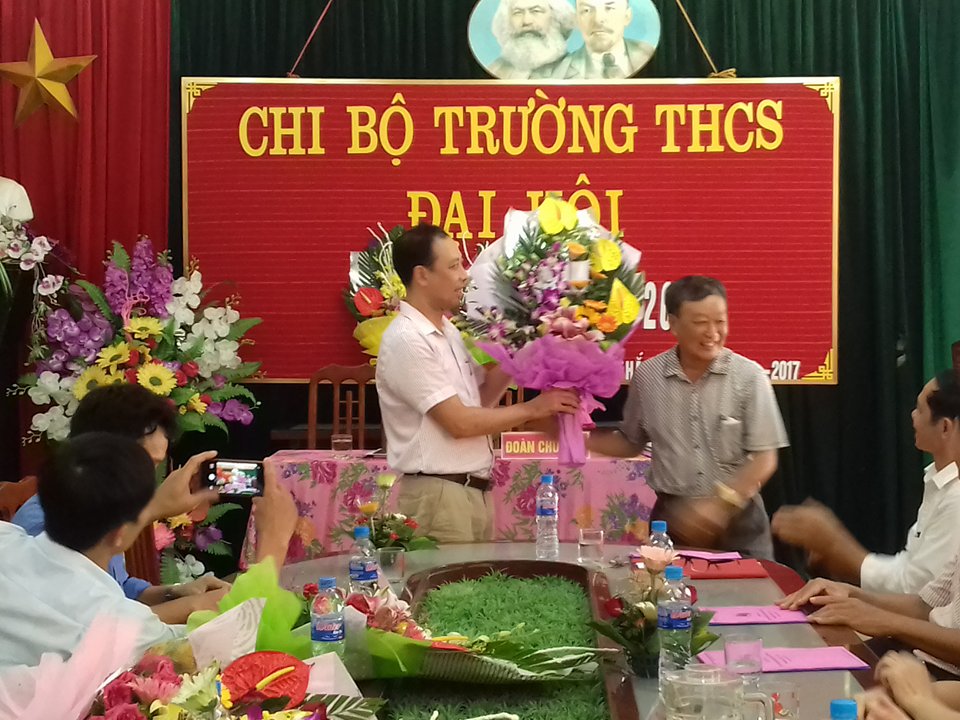 Đồng chí Lưu Xuân Dong - Bí thư Chi bộ thôn Hòa Bình  đại diện Bí thư Chi bộ các thôn Tặng hoa chúc mừng