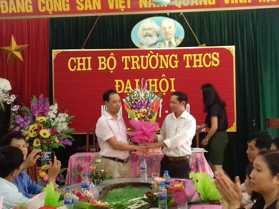 Đồng chí Nguyễn Hữu Quynh - Phó Bí thư Thường trực Đảng ủy tặng hoa chúc mừng Đại hội